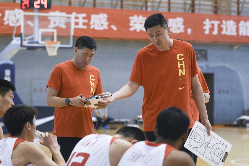 这几名手下铺完红毯便转身走了，苏守德见此，忍不住站起身，隔着钢铁围栏，讪笑着说道：哎哟，这是又要有新邻居了啊。
